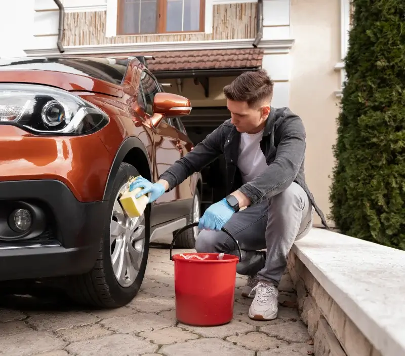 Lavage auto à domicile Vaumort : professionnel intervenant sur un véhicule